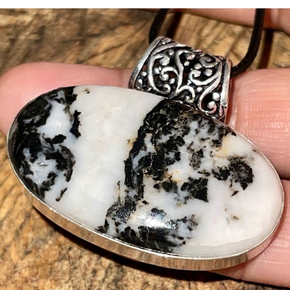 Elegant Black and White Pendant Necklace